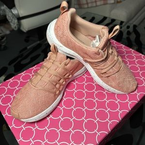Peachy sports tennis with laces.
